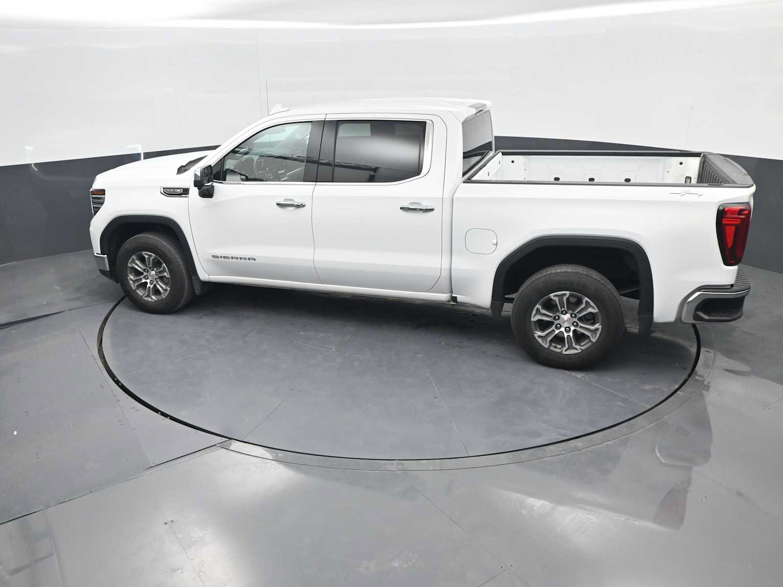Used 2025 GMC Sierra 1500 SLT AWD/4WD image 39