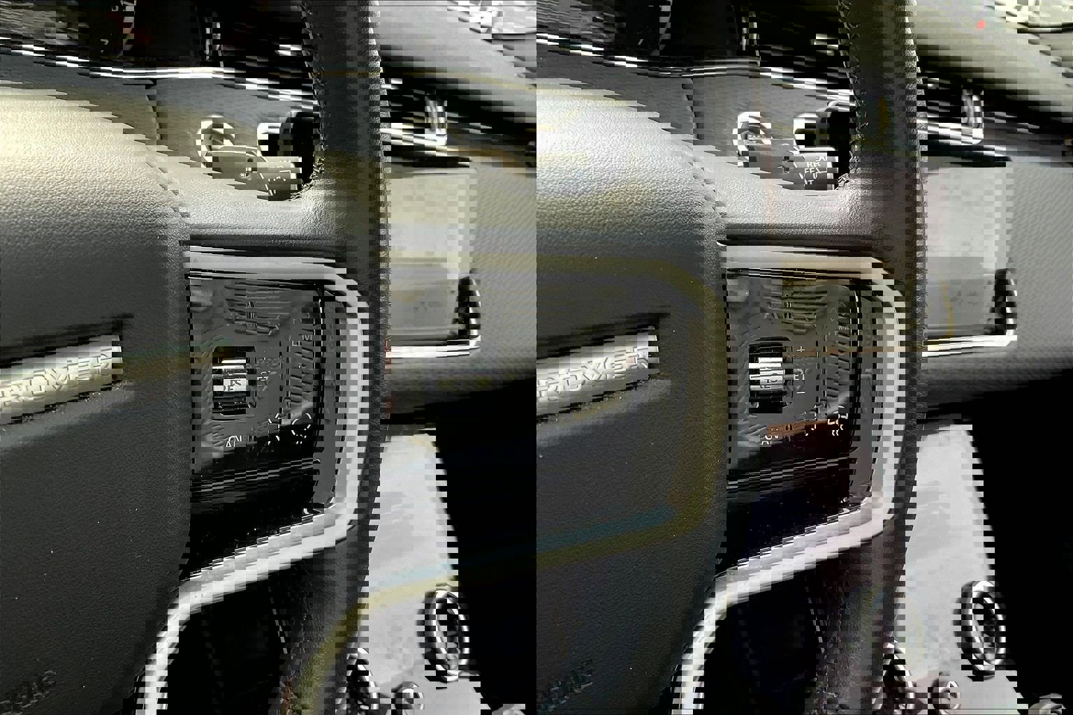 Used 2023 Land Rover Range Rover Evoque R-Dynamic S image 13