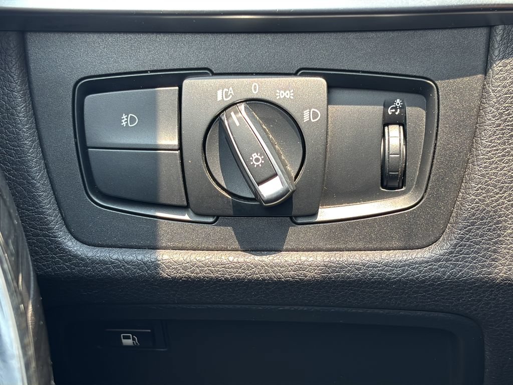 Used 2018 BMW 330e w/ Convenience Package RWD image 29