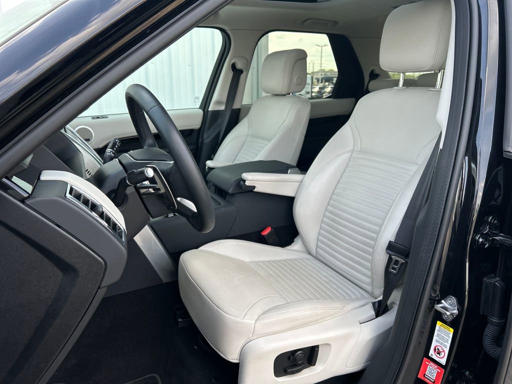 Used 2025 Land Rover Discovery S image 16