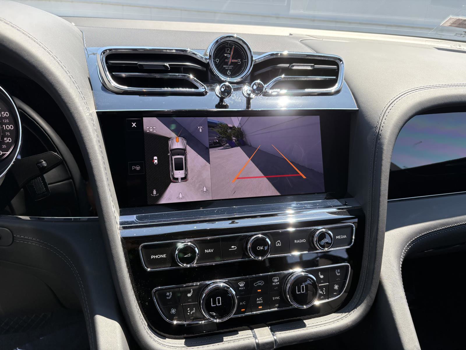 Used 2024 Bentley Bentayga image 31