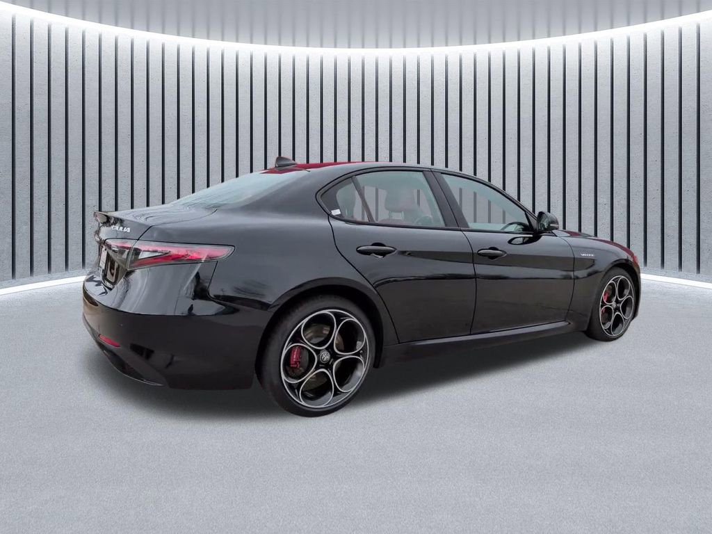 Used 2024 Alfa Romeo Giulia Veloce AWD/4WD image 6