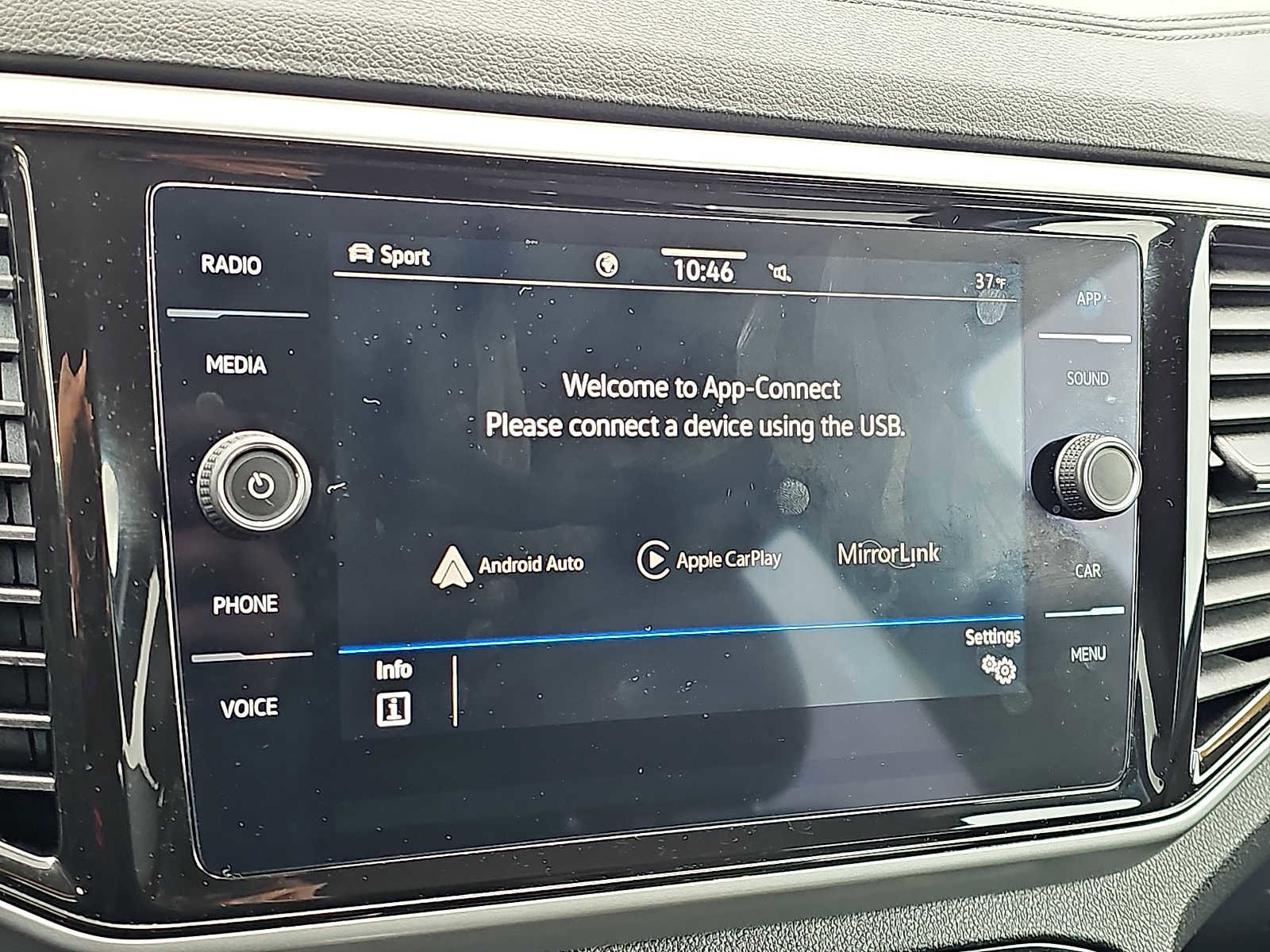 Used 2022 Volkswagen Atlas Cross Sport SE image 26