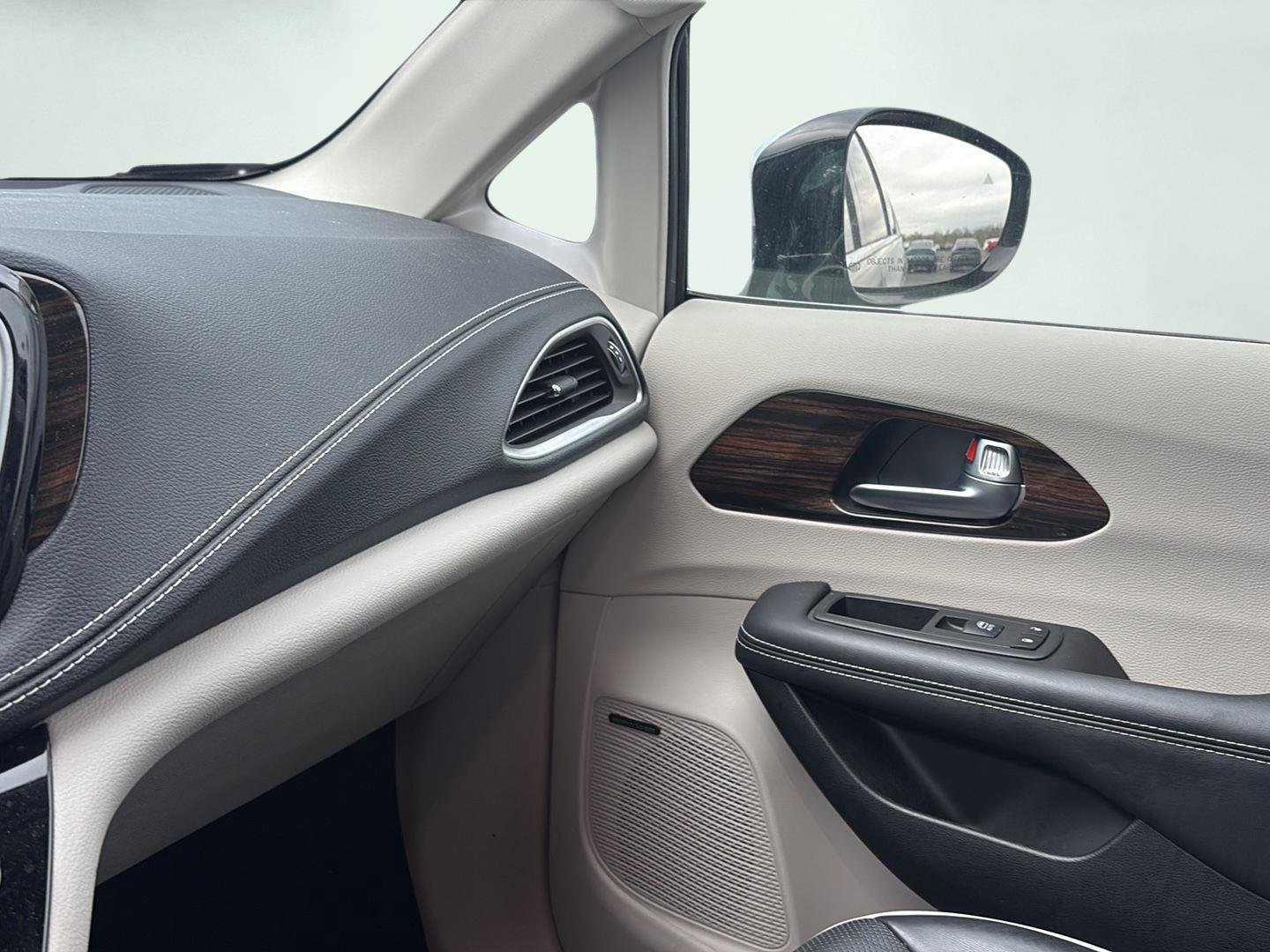 Used 2023 Chrysler Pacifica Limited w/ Uconnect Theater Family Group image 17