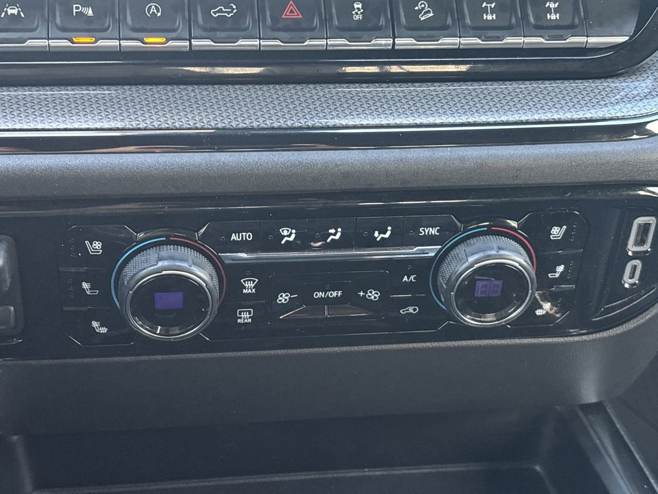 Used 2024 Chevrolet Silverado 1500 ZR2 w/ Technology Package image 19