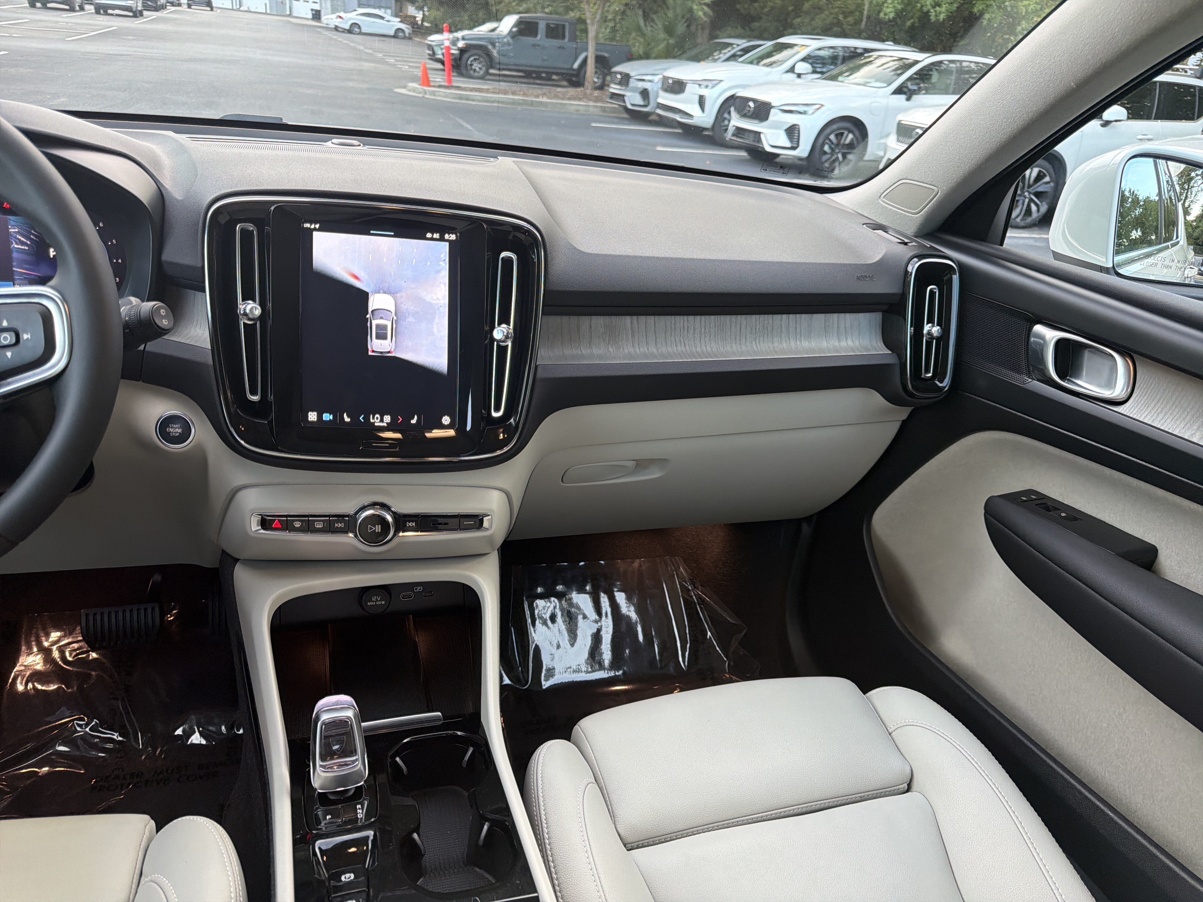 Certified 2024 Volvo XC40 B5 Plus AWD/4WD image 31