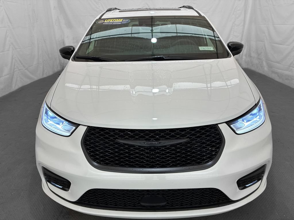 Used 2023 Chrysler Pacifica Limited w/ S Appearance Package AWD/4WD image 2