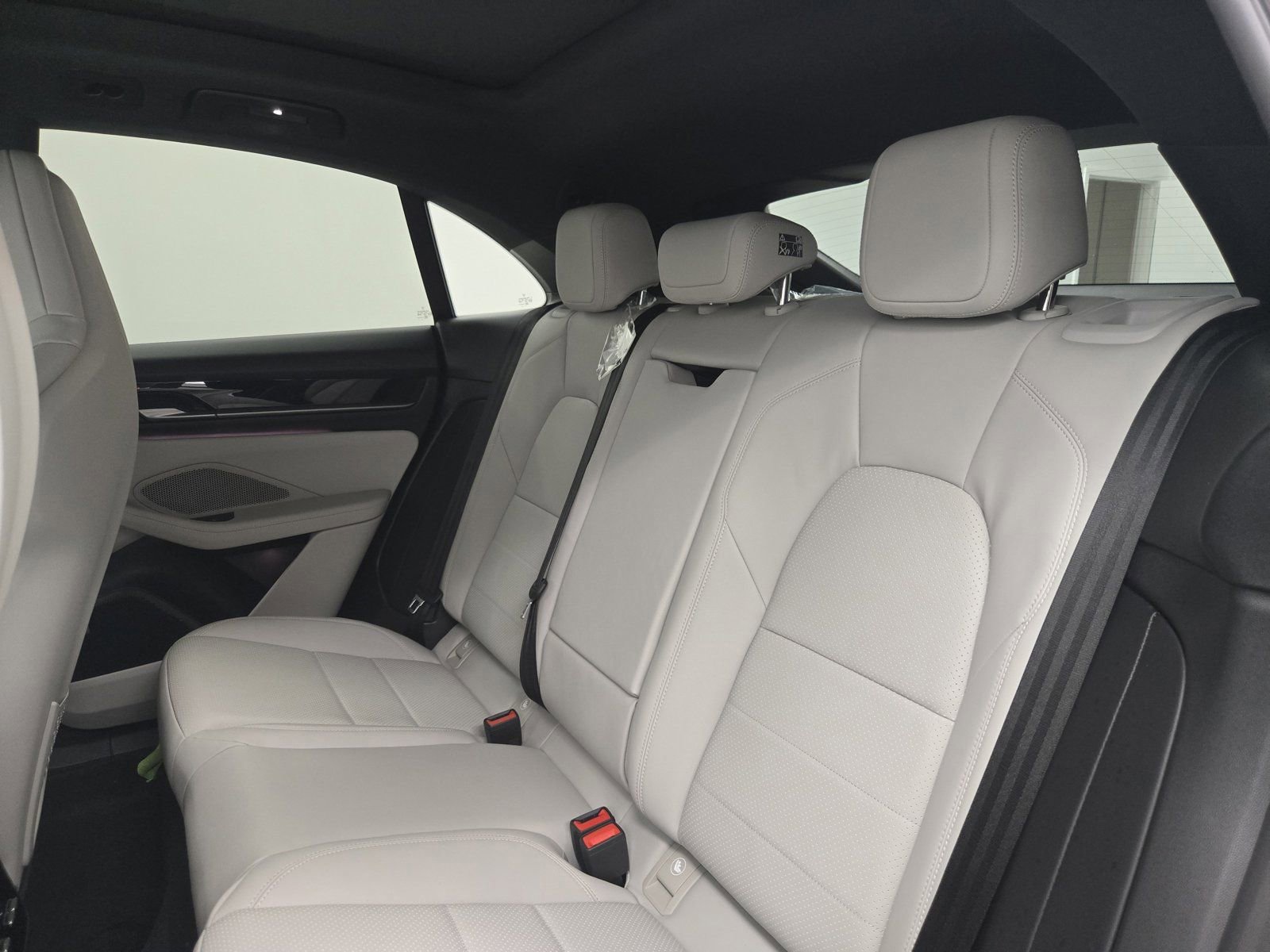 New 2025 Porsche Macan 4S Electric image 17