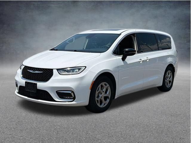 Used 2023 Chrysler Pacifica Touring-L FWD image 3