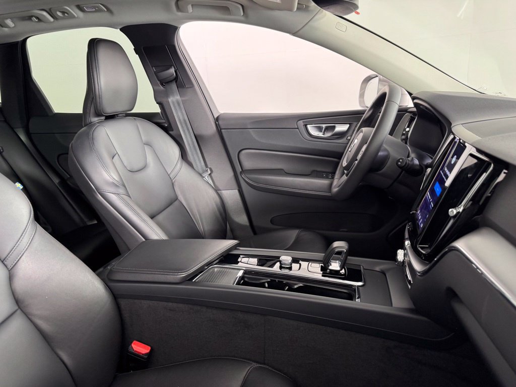 Certified 2023 Volvo XC60 B5 Core w/ Climate Package AWD/4WD image 2