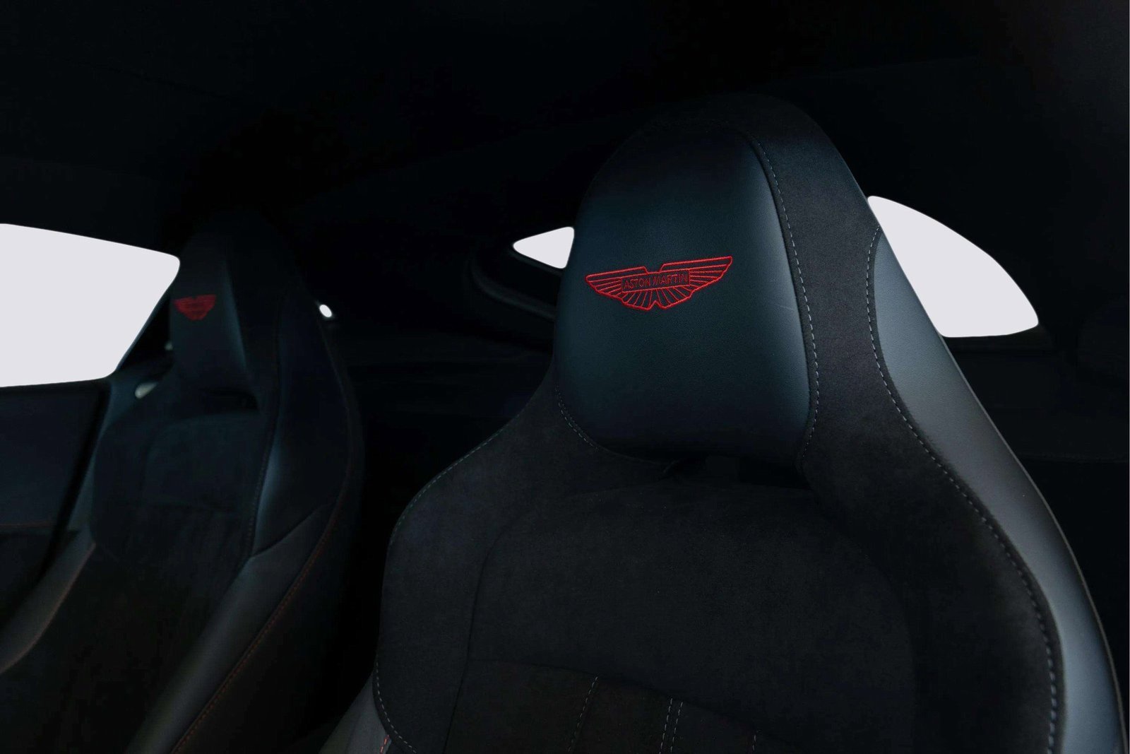 Used 2025 Aston Martin V8 Vantage Coupe image 39