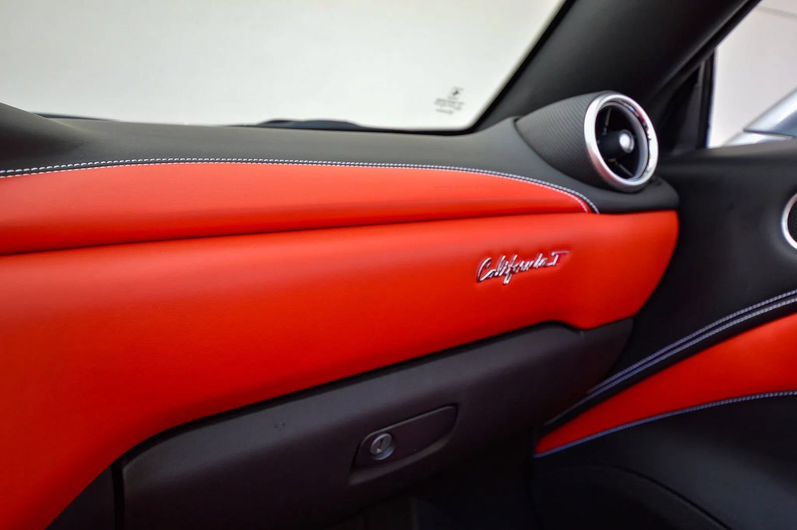 Used 2015 Ferrari California T RWD image 64