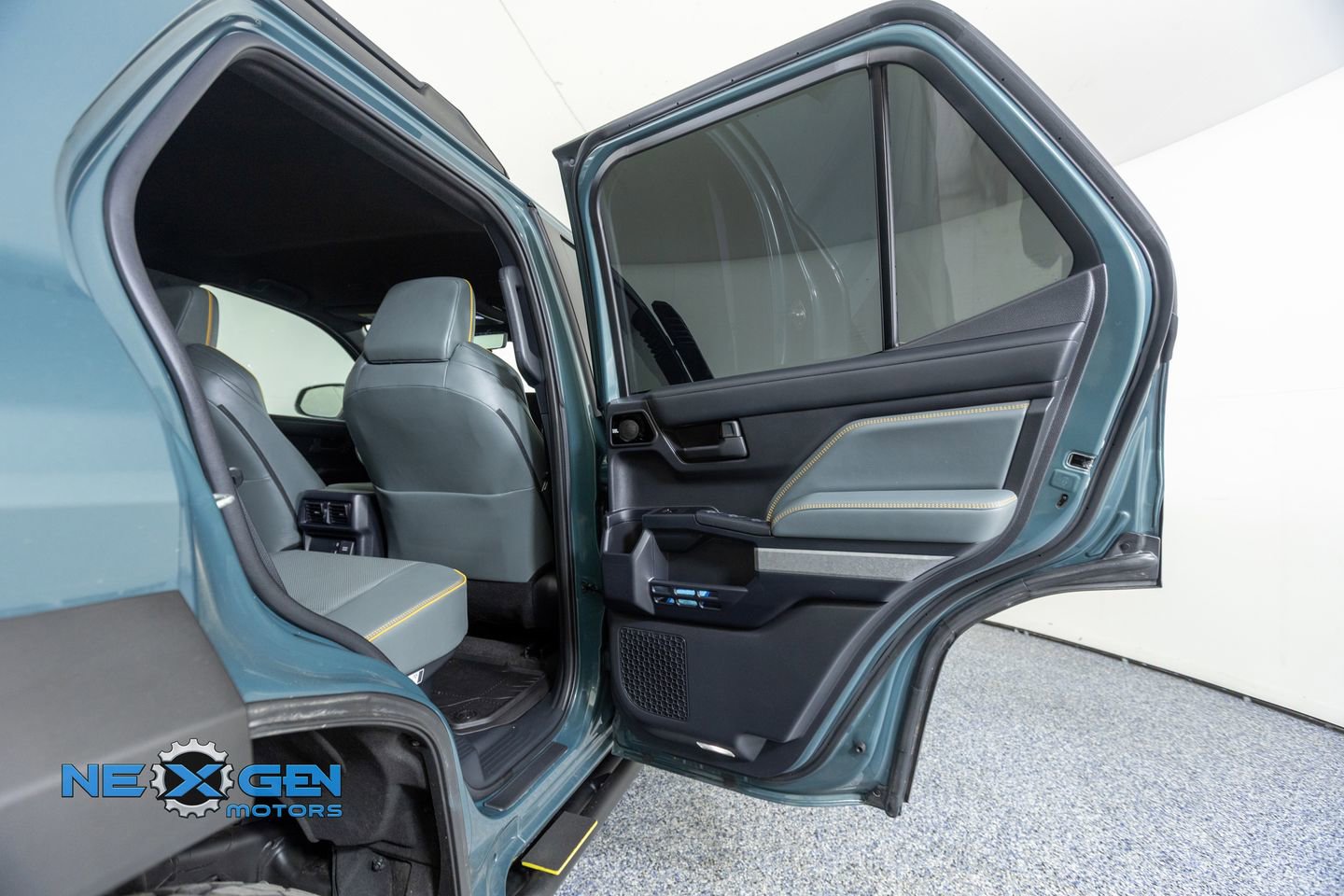 Used 2025 Toyota 4Runner Trailhunter image 30