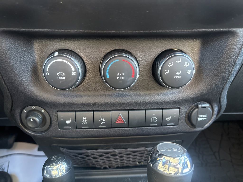 Used 2016 Jeep Wrangler Unlimited Sahara image 25