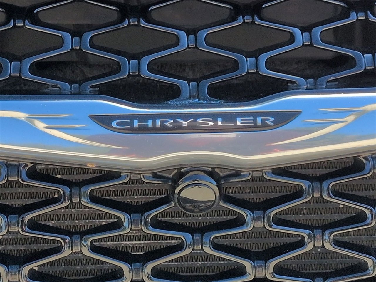 Used 2023 Chrysler Pacifica Touring-L image 5