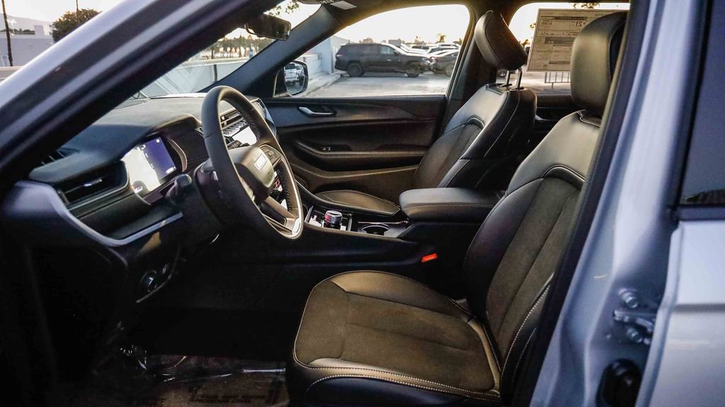 New 2025 Jeep Grand Cherokee L Altitude image 19