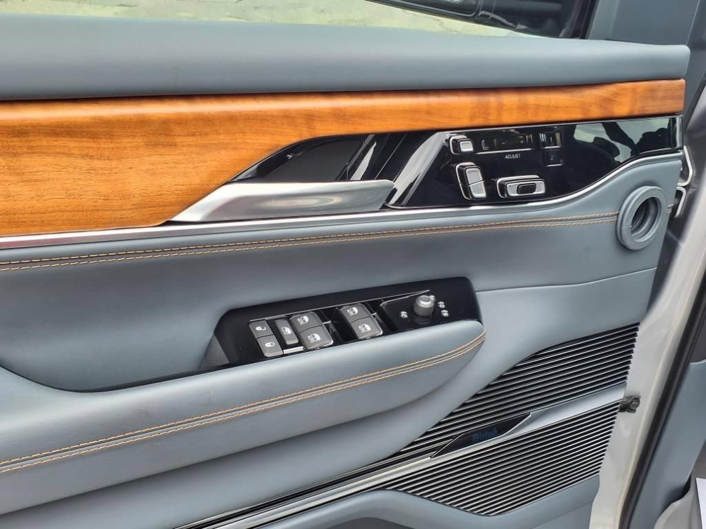 Used 2024 Jeep Grand Wagoneer Series III AWD/4WD image 15
