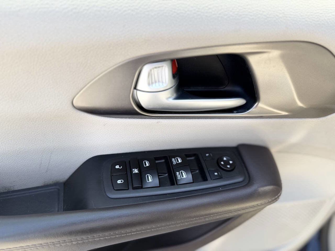Used 2017 Chrysler Pacifica Touring-L FWD image 32