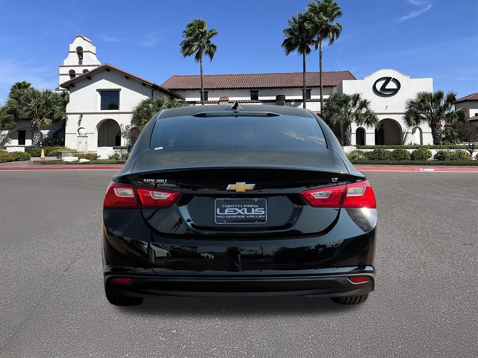 Used 2017 Chevrolet Malibu LT FWD image 3
