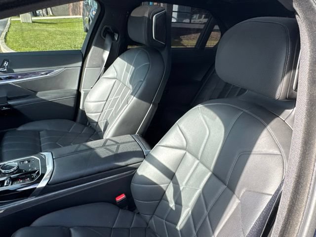 Used 2025 BMW 740i xDrive AWD/4WD image 92