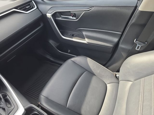 Used 2021 Toyota RAV4 XLE Premium image 18