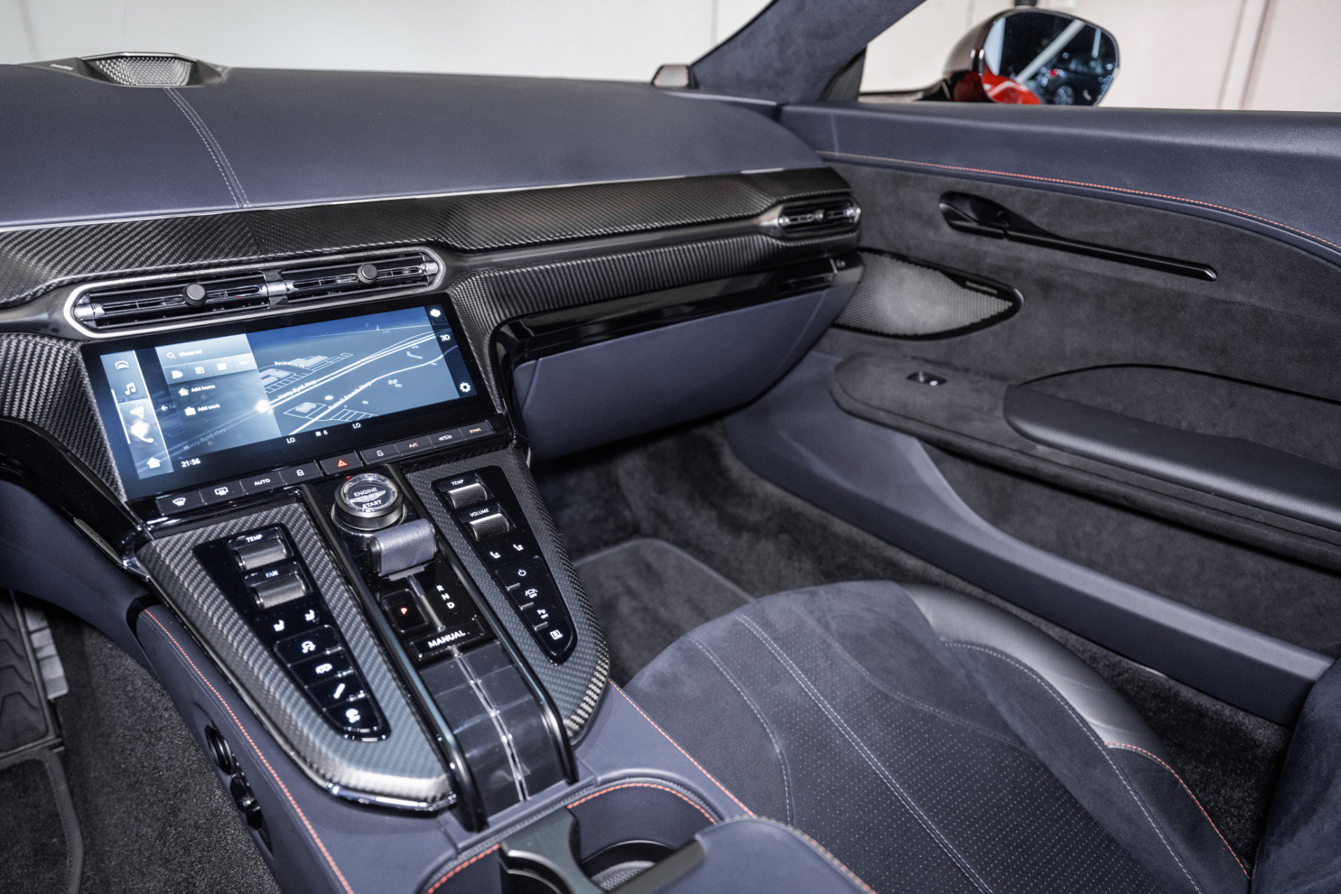 Used 2025 Aston Martin V8 Vantage Coupe image 18