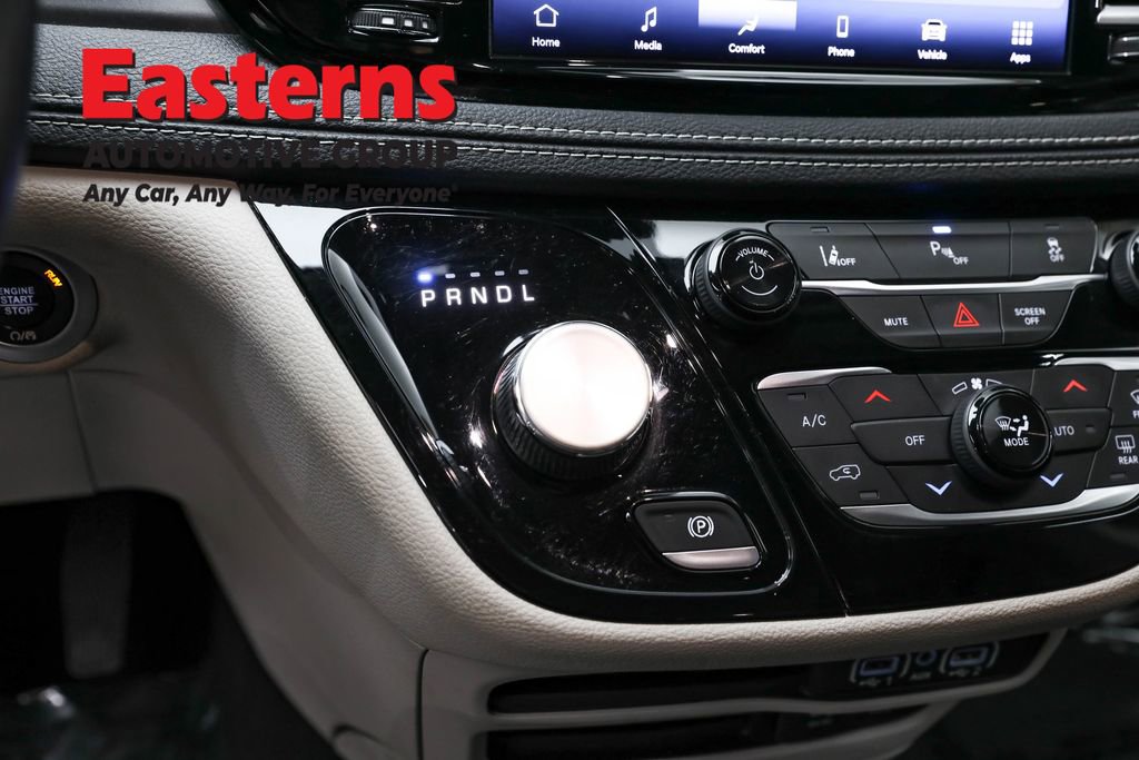 Used 2022 Chrysler Pacifica Touring-L image 13