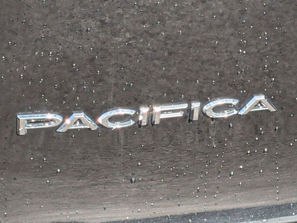 Used 2023 Chrysler Pacifica Touring-L image 13