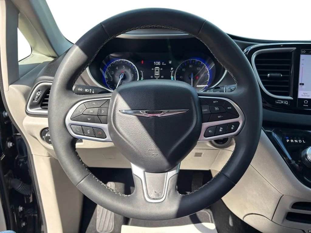 Used 2024 Chrysler Pacifica Touring-L FWD image 12