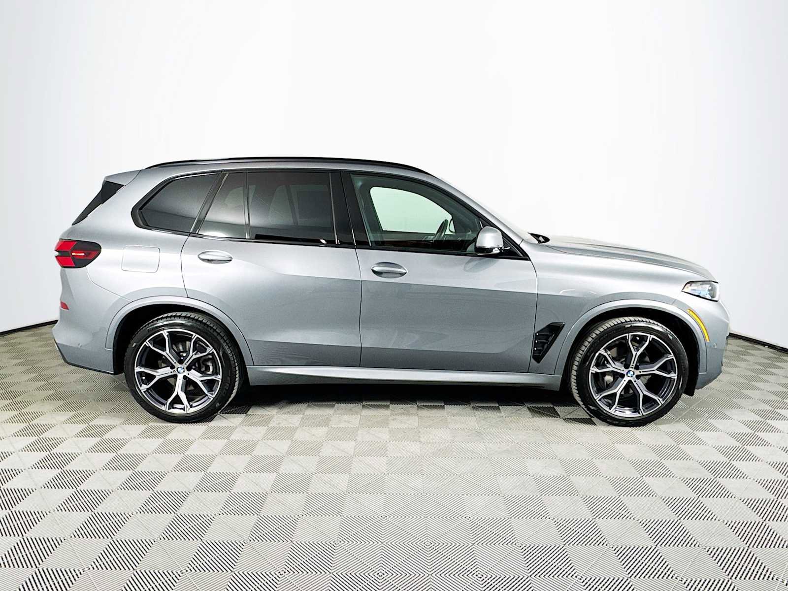 Used 2024 BMW X5 xDrive40i w/ M Sport Package image 4