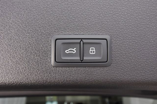 Used 2023 Audi e-tron Premium Plus w/ Premium Plus Package AWD/4WD image 34