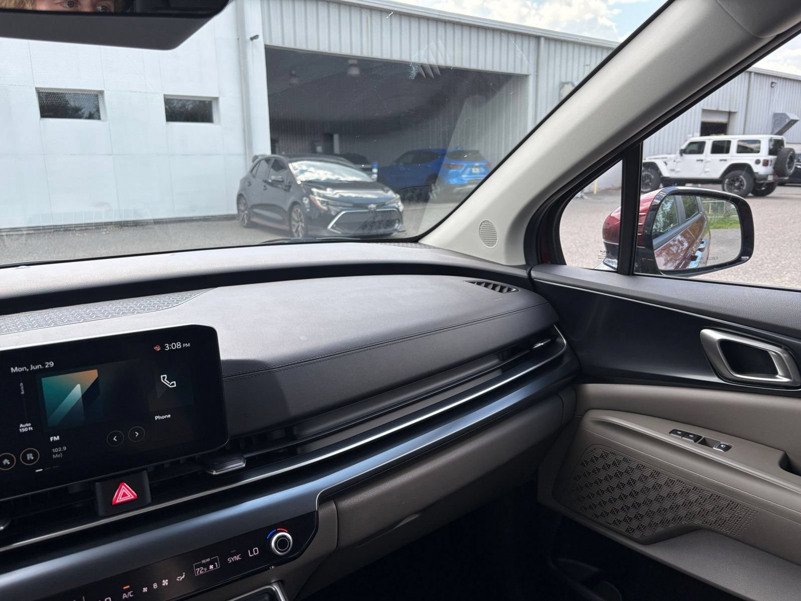 Used 2026 Kia Carnival FWD image 38