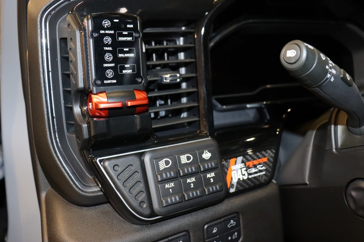 Used 2025 Chevrolet Silverado 1500 LTZ AWD/4WD image 19