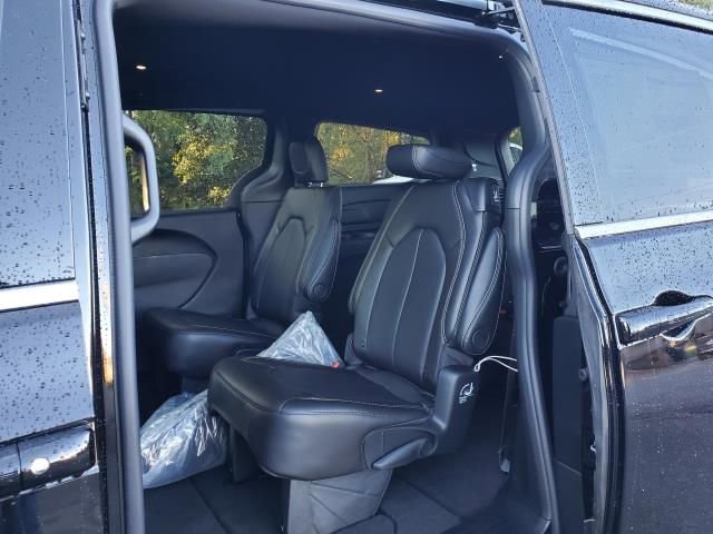 New 2026 Chrysler Pacifica Select image 22