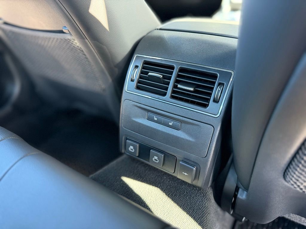 Certified 2024 Jaguar XF R-Dynamic SE image 13