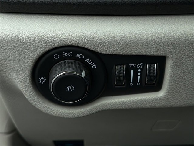 Used 2024 Chrysler Pacifica Touring-L image 32