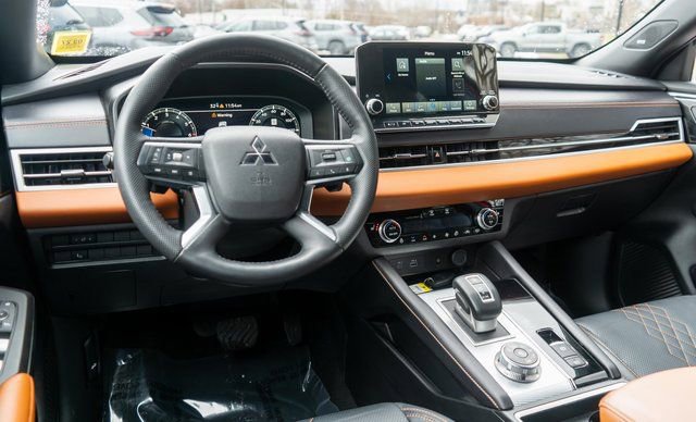 Used 2023 Mitsubishi Outlander AWD image 14