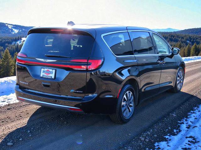 Used 2024 Chrysler Pacifica Select image 6