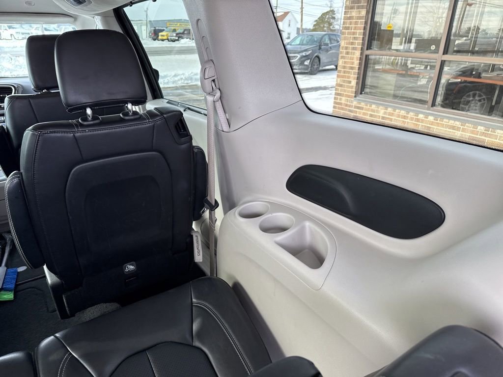 Used 2024 Chrysler Pacifica Touring-L image 19