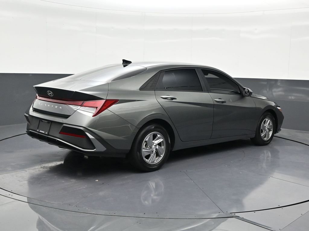 Used 2025 Hyundai Elantra SE image 5