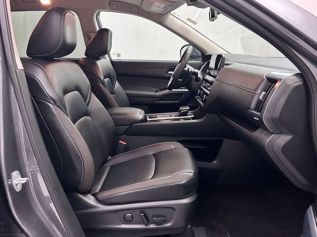 Used 2025 Nissan Pathfinder SL w/ Black Appearance Package image 19
