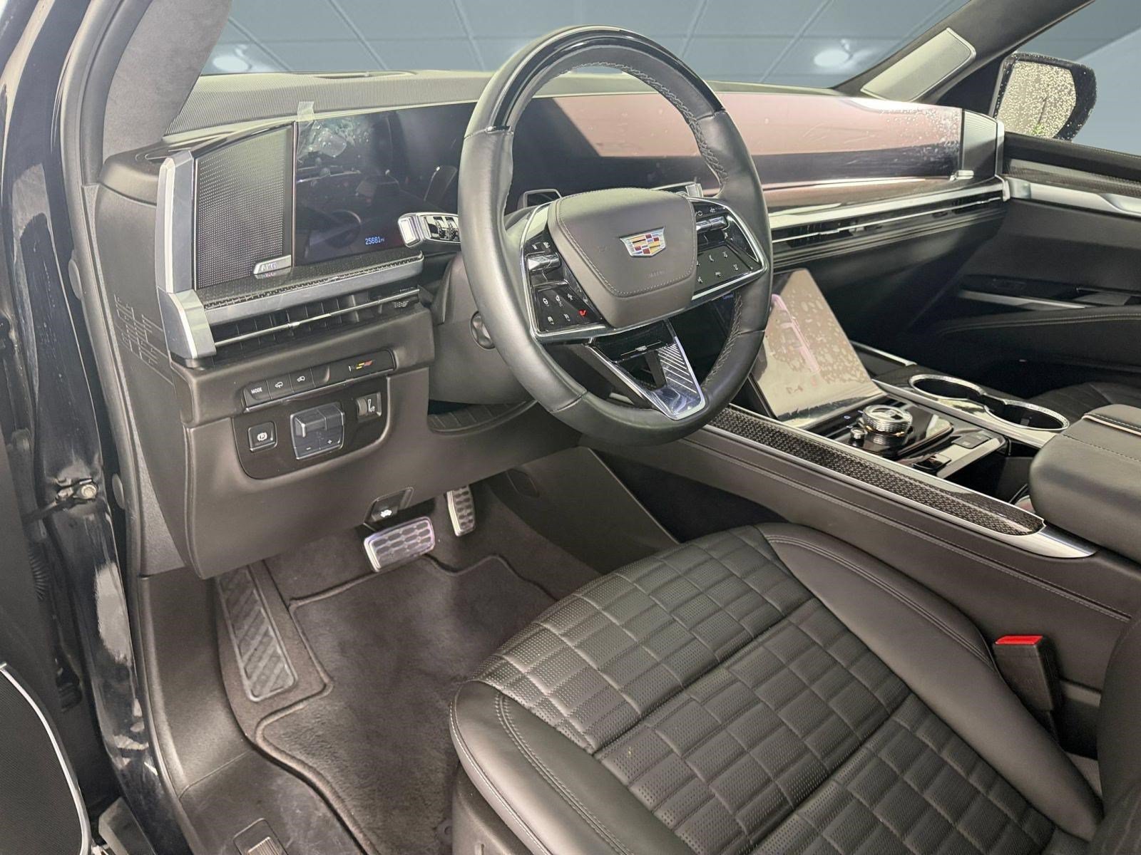 Used 2025 Cadillac Escalade ESV V AWD/4WD image 4
