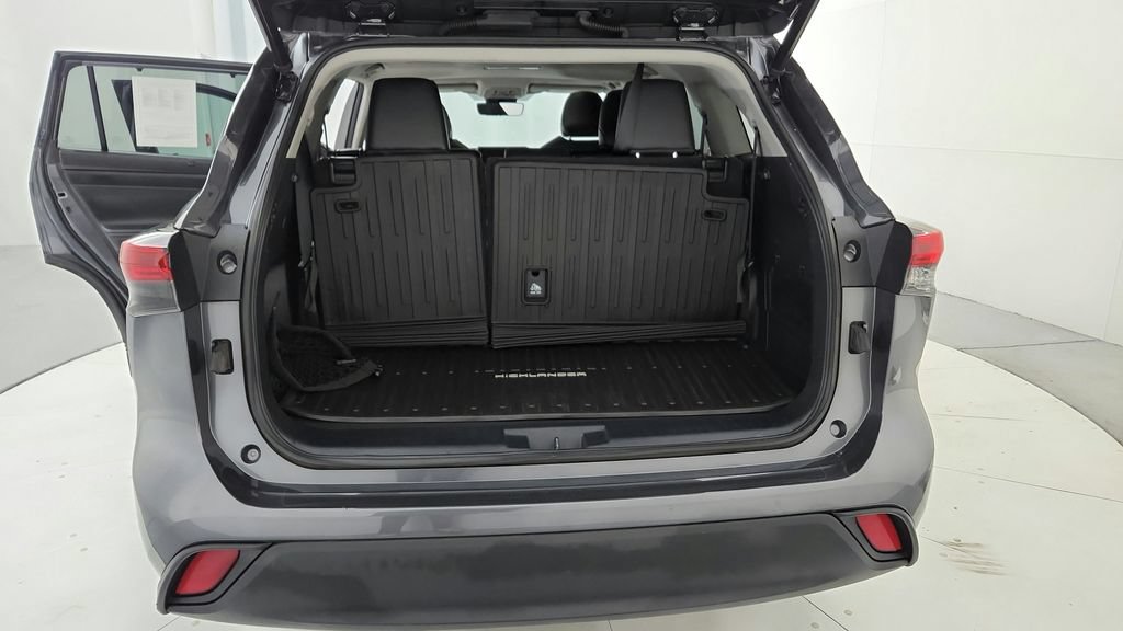 Used 2023 Toyota Highlander XLE AWD/4WD image 17
