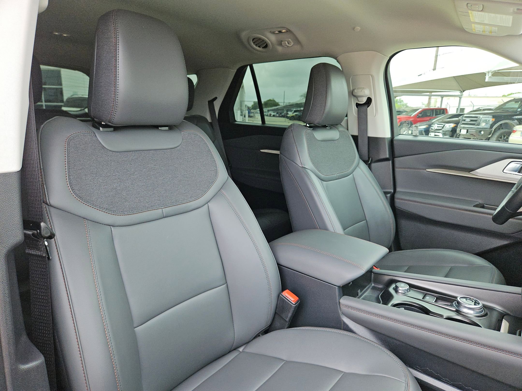 Used 2025 Ford Explorer Active w/ Active Comfort Package RWD image 30