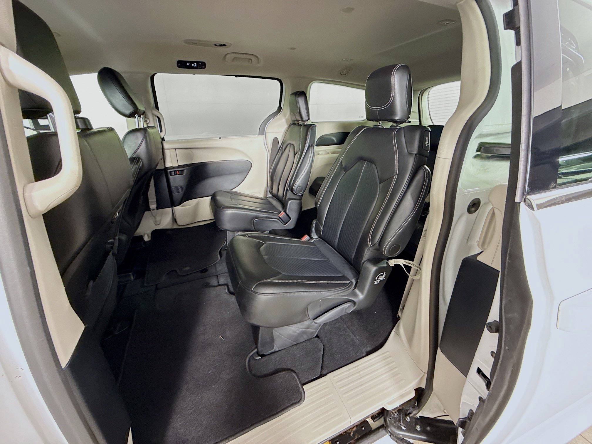 Used 2023 Chrysler Pacifica Touring-L FWD image 28