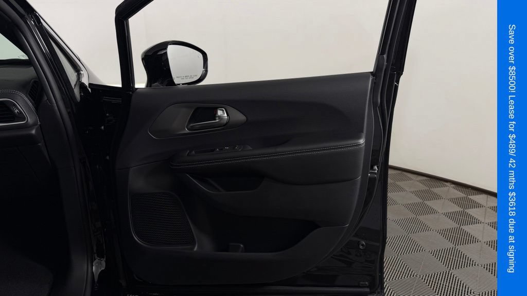New 2027 Chrysler Pacifica Select FWD image 30