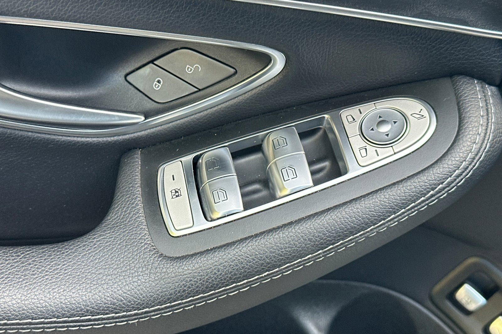 Used 2016 Mercedes-Benz C 350e Sedan image 13