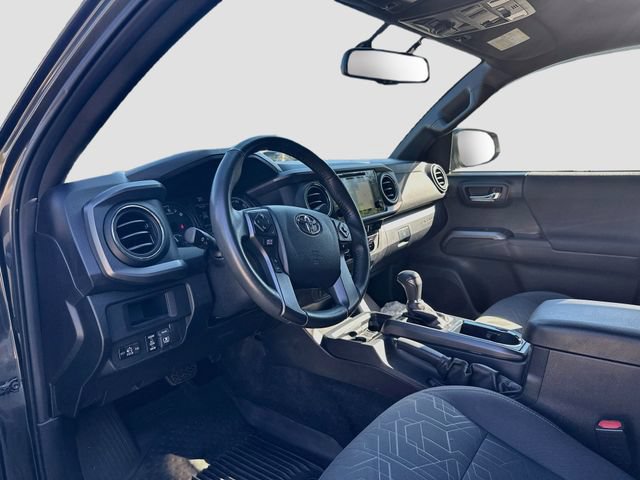 Used 2017 Toyota Tacoma TRD Off-Road w/ Premium & Technology Package AWD/4WD image 9