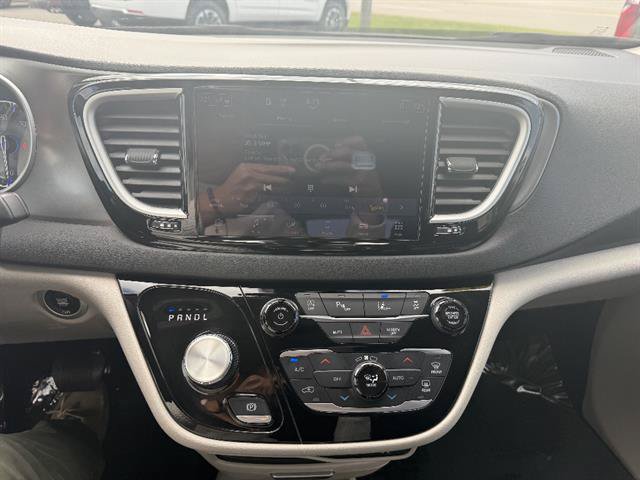 Used 2024 Chrysler Pacifica Touring-L FWD image 33
