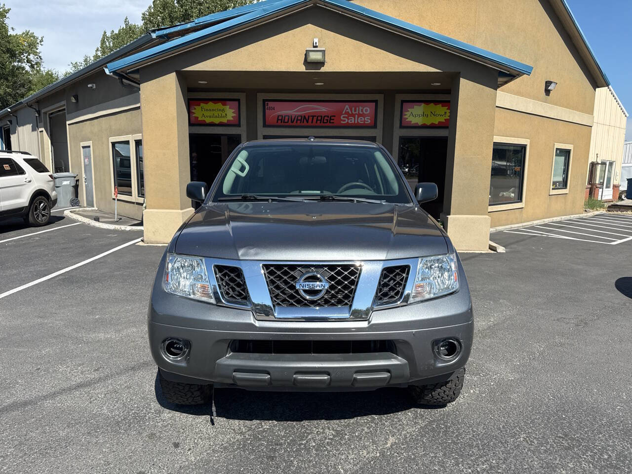 Used 2018 Nissan Frontier SV image 2